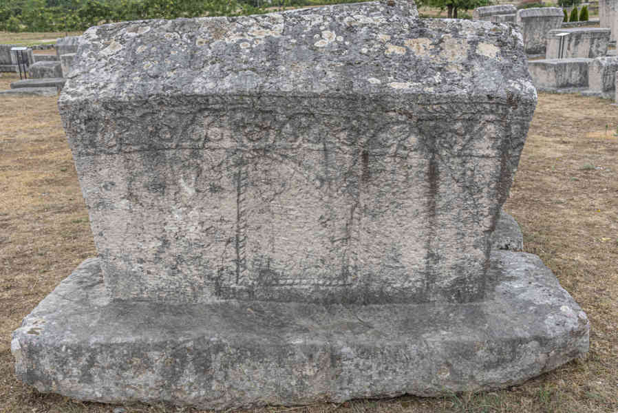 Bosnia y Herzegovina - Stolac - necrópolis de Radimlja - tumbas Stecci 21.jpg
